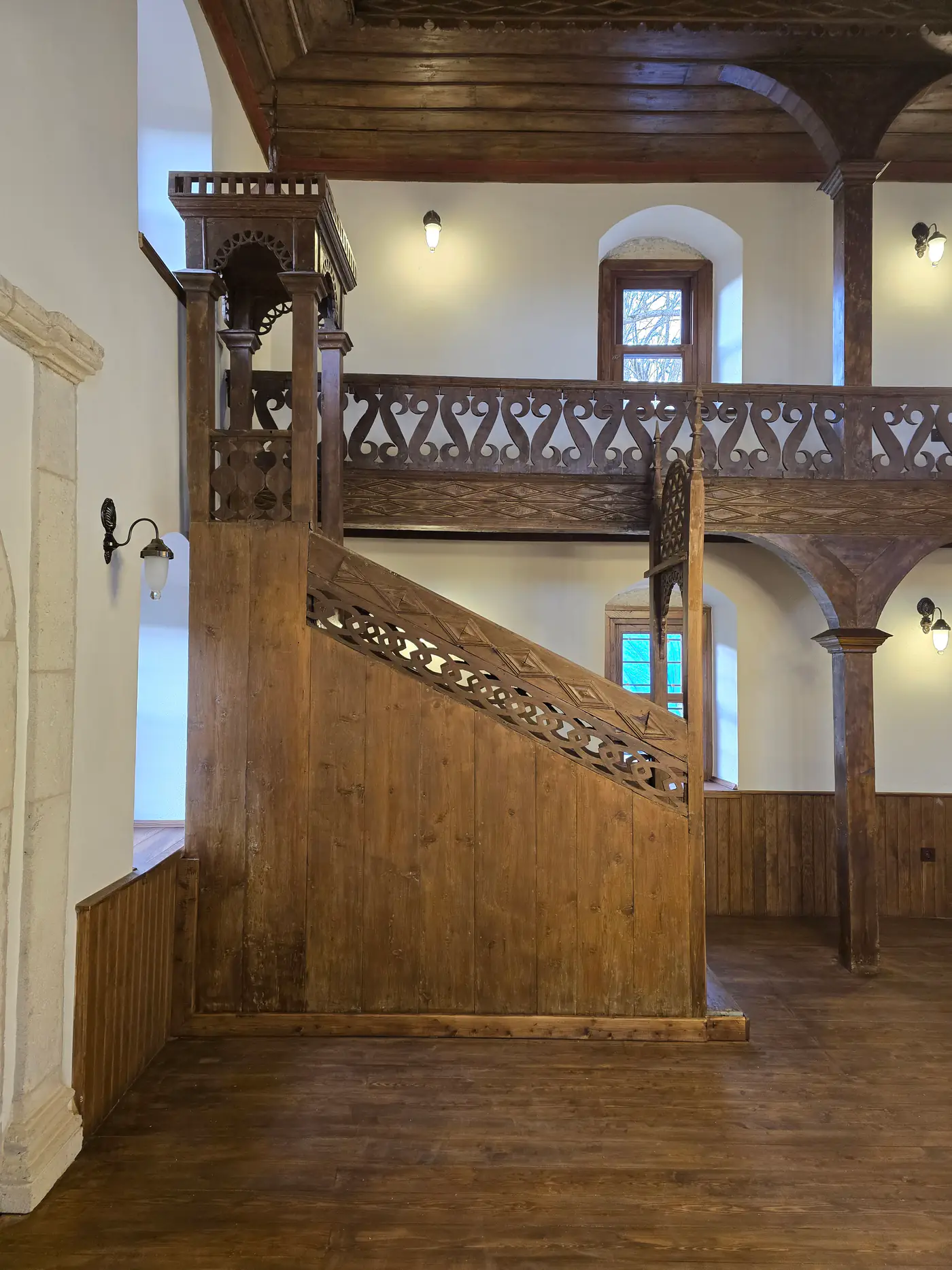 Duayeri Camii’nde geleneksel ahşap oyma işçiliği